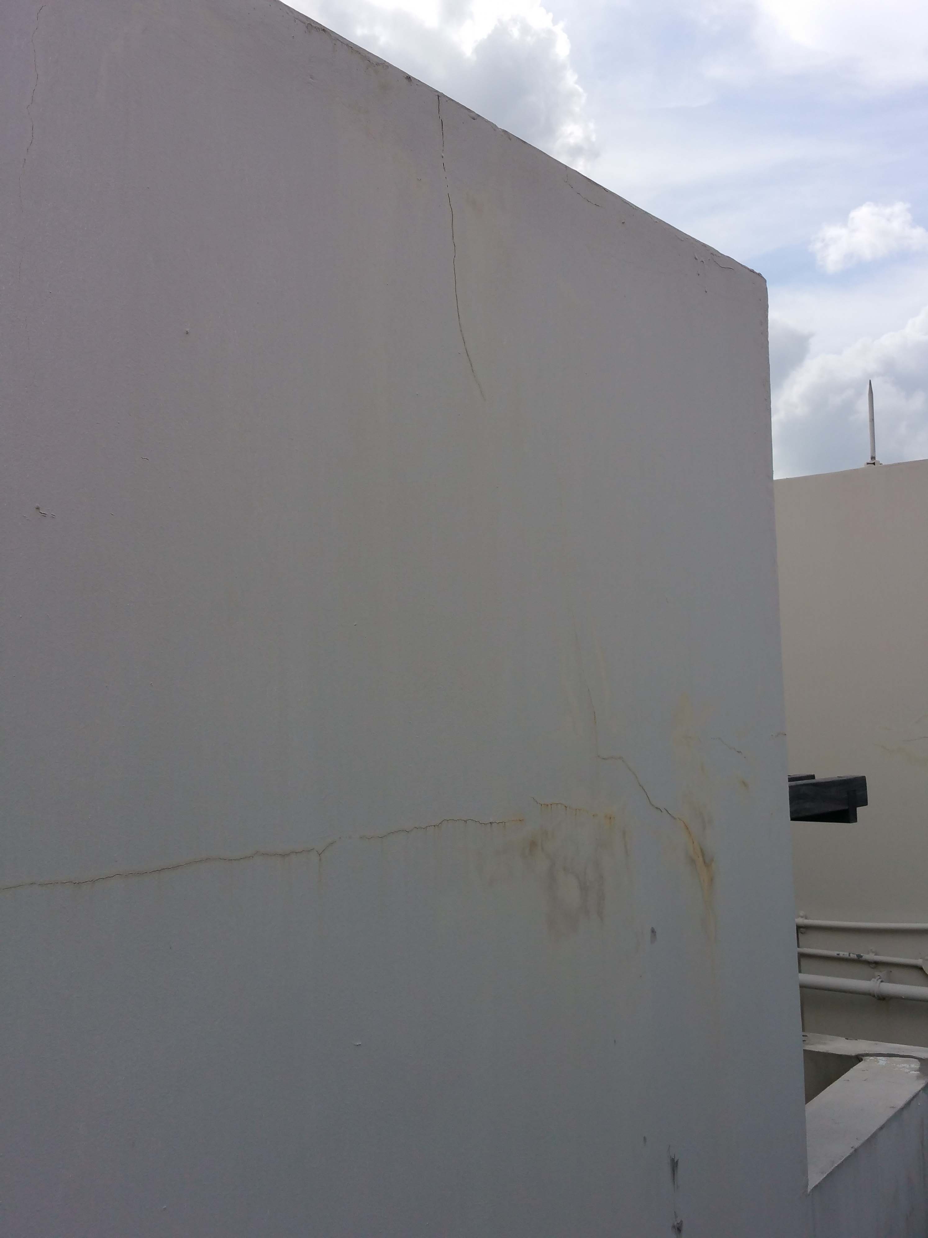 33. external wall crack lines. rain leak into apartment..jpg